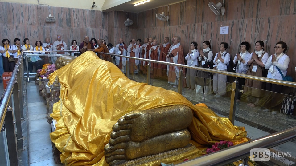 상월결사 인도 순례단의 쿠시나가르 순례를 계기로 열반당을 찾은 도선사 신도들, 부처님 열반상에 금란가사를 공양하고 기도를 올리고 있다.