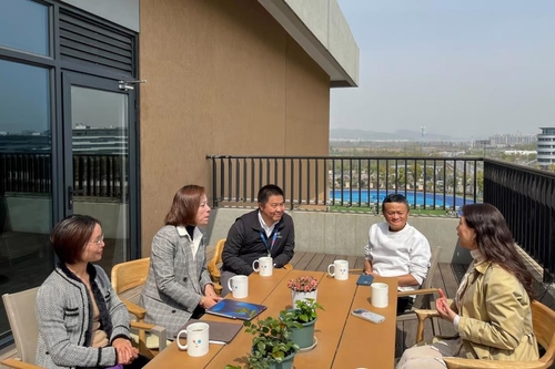 알리바바 창업자 마윈(오른쪽에서 두 번째)가 27일 중국 항저우 윈구 학교에서 교직원과 대화를 나누고 있다.(사진=홍콩 사우스차이나모닝포스트(SCMP) 캡처/연합뉴스)