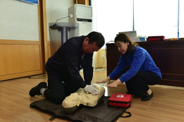 계명문화대 김향동 교수가 마네킹을 이용해 심폐소생술과 자동심장충격기 실습 등을 진행했다.