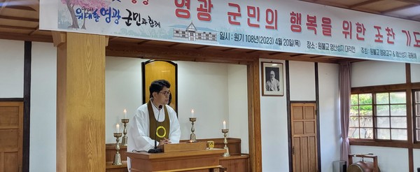 18일 오전 7시 원불교 함평교당에서 열린 조찬기도회에서 김선명 교구장이 환영사를 하고 있다.
