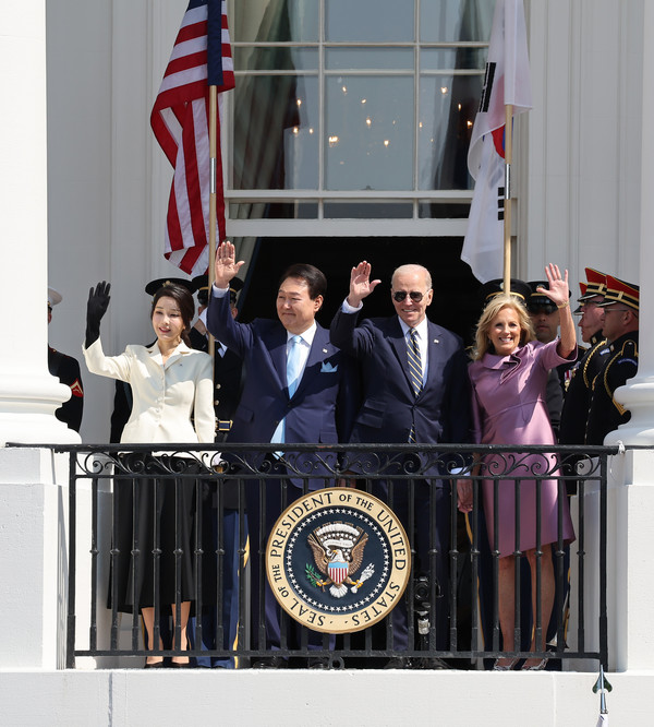 미국을 국빈 방문한 윤석열 대통령과 조 바이든 미국 대통령이 26일(현지시간) 워싱턴DC 백악관에서 열린 한미 정상회담에 앞서 발코니에 올라 손을 흔들며 인사하고 있다