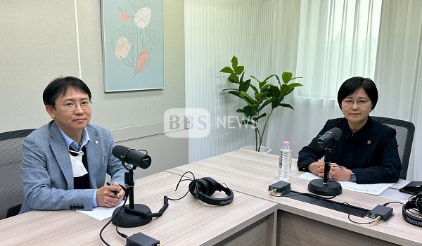 김금옥 한국건강가정진흥원 이사장(사진 오른쪽)이 BBS 뉴스파노라마 어린이날 특집 방송에서 배재수 앵커와 이야기하고 있다.