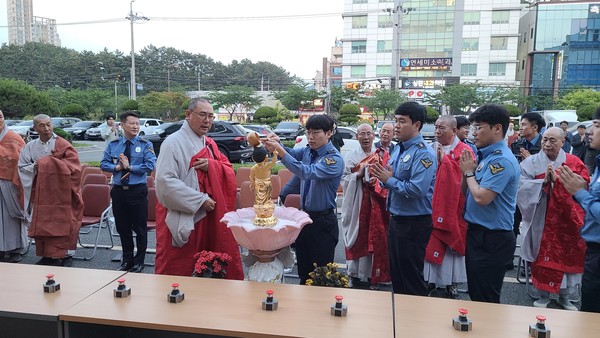 10일 통영해양경찰서에서 봉행된 '봉축연등 점등법회' 모습.