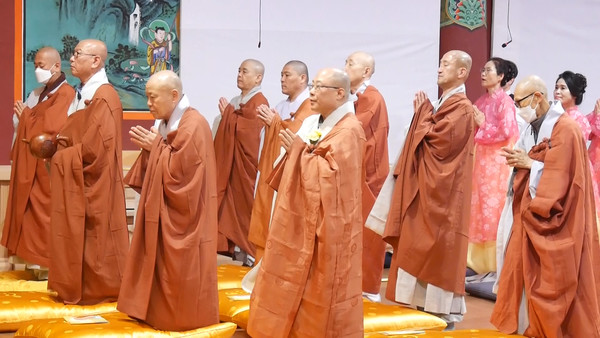 성주사 부처님오신날 전야 연등법회 모습.