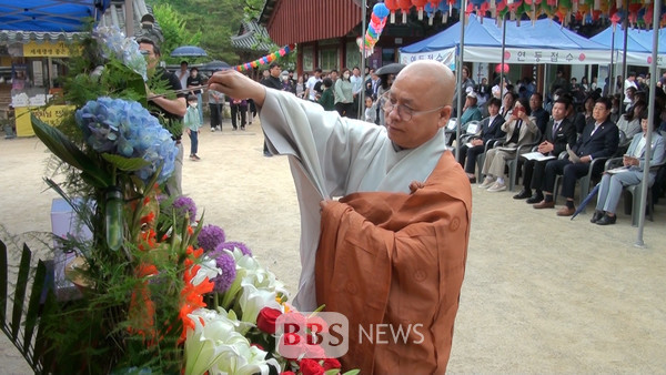 불기 2567년 부처님오신날인 27일 조계종 제18교구본사 장성 백양사에서 열린 봉축법요식에서 주지 무공스님이 관불의식을 하고 있다.