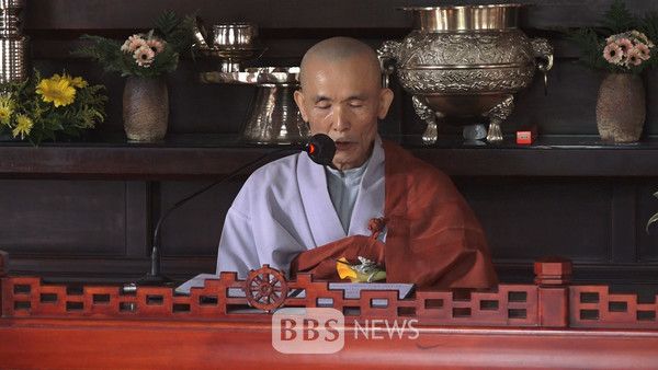 불기 2567년 부처님오신날인 27일 화엄사 선등선원장 본해스님이 종정예하 성파 대종사의 봉축법어를 대독하고 있다.