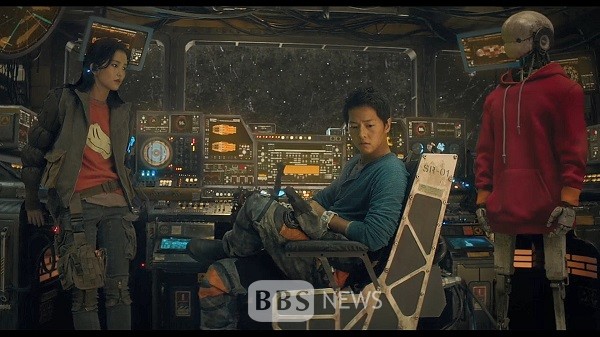 우주에서 쓰레기를 주으며 사는 인간들과 인공형 로봇의 휴머니즘을 다룬 넷플릭스 영화 ‘승리호’의 한 장면.