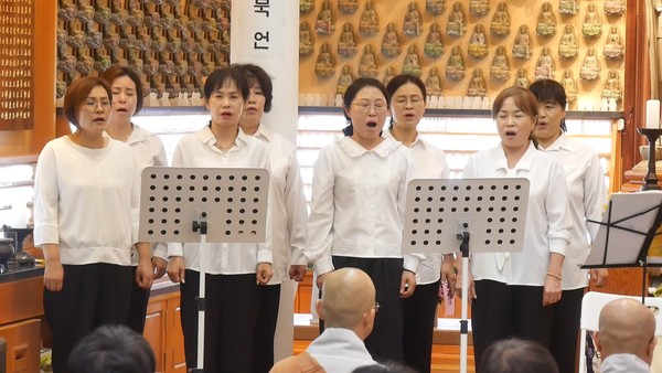 불인사 한우리 합창단 축하공연 모습.
