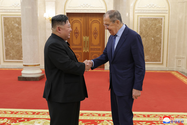 김정은 북한 국무위원장은 어제 당중앙위원회 본부청사에서 북한을 방문중인 세르게이 라브로프 러시아 외무장관을 접견했다.