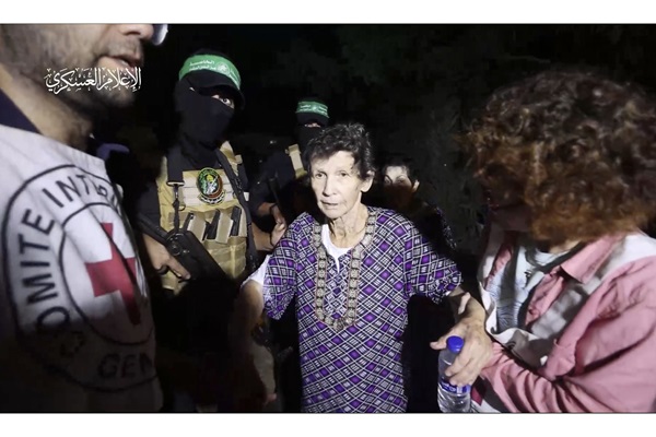 팔레스타인 무장 정파 하마스에 석방되는 고령 여성
