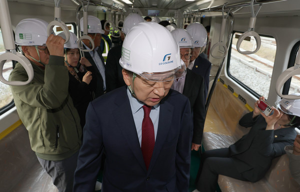 국민의힘 김기현 대표가 지난달 30일 김포골드라인을 관리하는 김포한강차량기지를 방문, 열차 내부를 둘러보고 있다