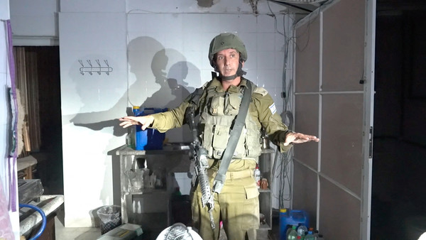 14일 이스라엘군 대변인이 가자시티 란티시 병원 지하에서 하마스의 지휘통제소를 발견했다고 밝히는 모습.