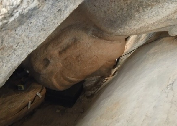 [사진자료 불교신문=지난 2007년 경주 남산 열암곡에서 쓰러진 채로 발견된 ‘마애부처님’ 모습.]