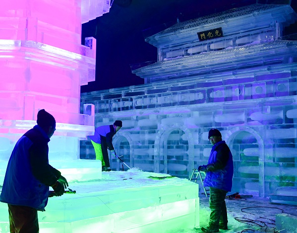 중국 하얼빈 빙등 기술진이, 실내 얼음조각 광장 조성 작업을 하고 있다/사진제공=화천군