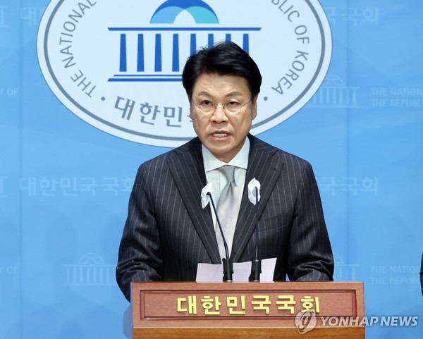 국민의힘 장제원 의원이 12일 국회 소통관에서 22대 총선 불출마 선언을 하고 있다. 연합뉴스