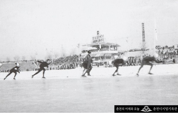 1970년대 한국 빙상의 메카 춘천 공지천에서 열린 빙상경기대회/사진출처=강원일보
