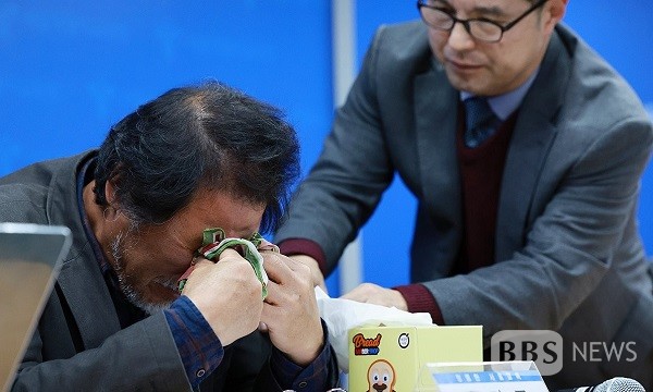 지난 15일 서울시교육청에서 올해 1월 사망한 상명대부속초 기간제 교사의 아버지가 법률대리인의 발언을 듣던 중 눈물을 닦고 있다.