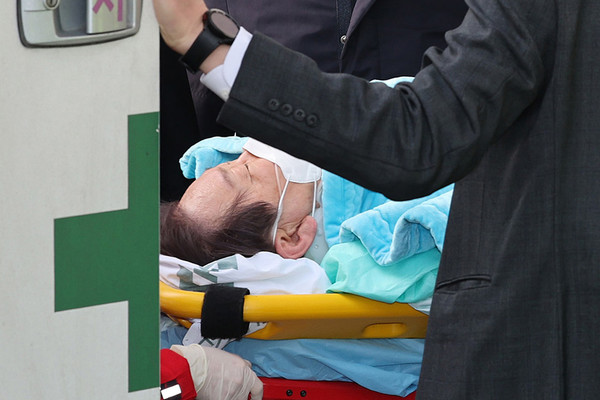 흉기로 습격 당한 더불어민주당 이재명 대표가 2일 서울 종로구 서울대병원으로 이송되고 있다.