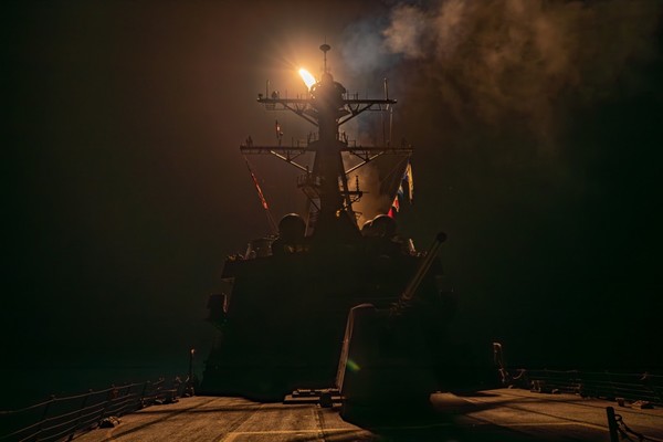예멘 반군 향해 미사일 발사하는 미 해군