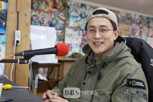 박정우 라이브 드로잉 작가가 BBS 대구불교방송 시사프로그램 '라디오 아침세상'에 출연해 인터뷰하고 있다.
