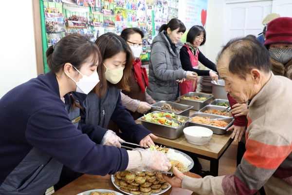강원랜드중독관리센터가 설명절 '행복밥상' 행사를 실시, 지역 장기체류자에게 특식을 제공했다.