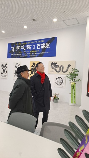 지난 1월 동아일보사 사옥 1층에서 열린 초당 이무호 선생 백룡전에서 주호영 의원이 선생과 함께 관람하고 있다.