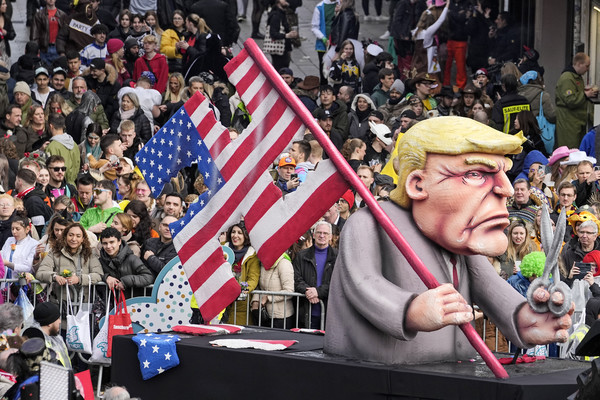 12일 독일 뒤셀도르프에서 열린 카니발 퍼레이드에 등장한 트럼프 풍자 조형물