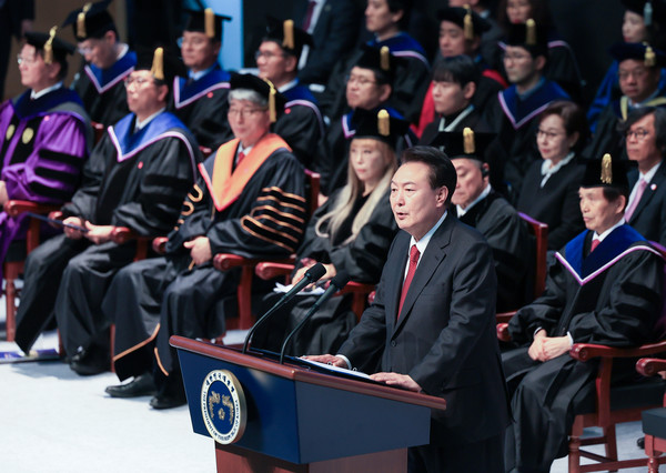 윤석열 대통령이 16일 대전 유성구 한국과학기술원(KAIST)에서 열린 2024년 학위수여식에 참석해 축사를 하고 있다