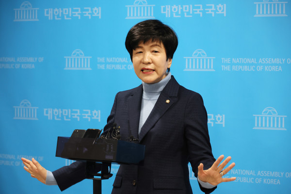 더불어민주당 김영주 의원이 19일 국회 소통관에서 탈당 기자회견을 마친 뒤 취재진의 질문에 답하고 있다