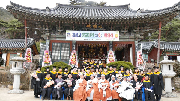 24일 관룡사 불교대학 졸업식 직후 기념촬영 모습.