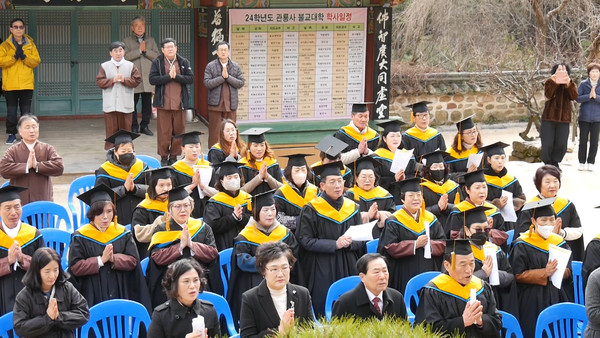 관룡사 불교대학 6기 졸업생들 모습.