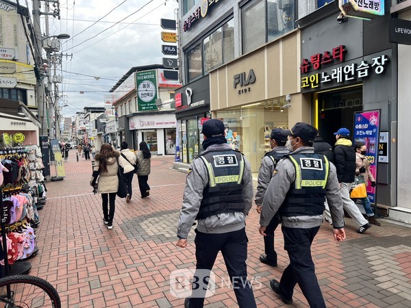 경북경찰청 기동순찰대가 범죄예방 활동을 펼치고 있다. 경북경찰청 제공