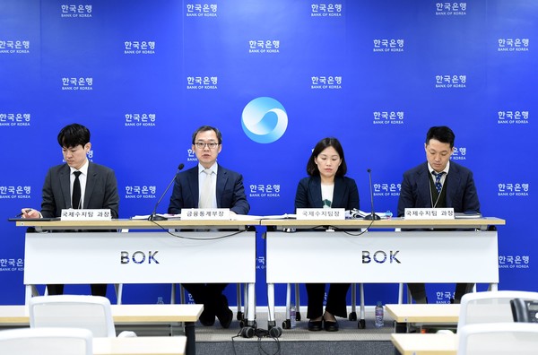 송재창 한국은행 금융통계부장(왼쪽에서 두 번째)이 8일 1월 국제수지 잠정치에 대해 설명하고 있다.(사진=한국은행 제공)
