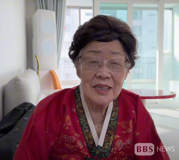 영화 '고멘나사이' 제작을 응원하고 있는 이용수 할머니 