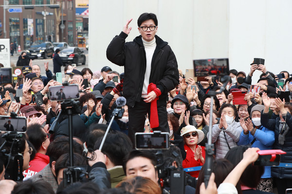 국민의힘 한동훈 비상대책위원장이 12일 오후 서울 영등포구 타임스퀘어 앞 광장에서 시민들에게 인사하고 있다