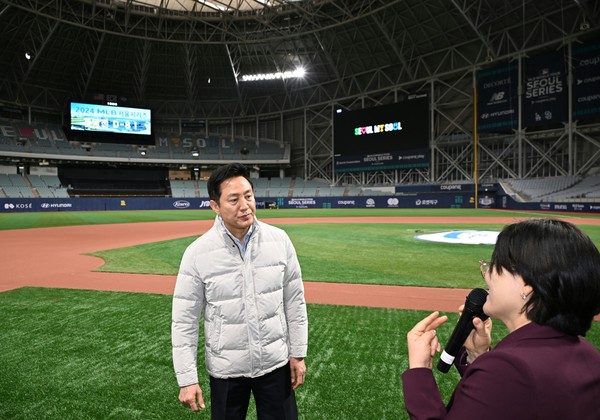 오세훈 서울시장이 오는 20~21일 국내 최초로 열리는 '2024 메이저리그(MLB) 월드투어 서울 시리즈'를 앞두고 12일 서울시 구로구 고척스카이돔을 찾아 인파 관리 대책을 확인하고 있다
