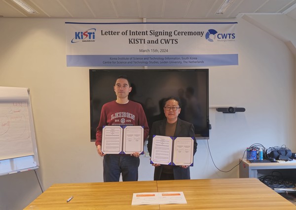 한국과학기술정보연구원(KISTI)은 현지시간 15일 네덜란드 라이덴대학교 과학기술학연구소(CWTS)와 협력의향서(LOI)를 체결하고 공개 학술데이터를 활용해 투명하고 재현 가능한 과학기술지표 개발을 위해 상호 협력하기로 했다고 밝혔다. 이번 협약을 계기로 '글로벌 과학의 다양성과 포용성'을 주제로 CWTS가 주관하는 유네스코 석좌 프로그램에도 KISTI가 참여해 과학의 다양성과 포용성을 모니터링하고 글로벌 학술커뮤니케이션의 다원적 관점을 개발하는데 상호 협력하기로 했다고 KISTI는 강조했다. 김재수 KISTI 원장은 "KISTI와 CWTS의 중장기 협력을 통해 데이터 기반 연구개발(R&D) 의사결정 지원을 위한 분석방법론을 세계적 수준으로 확립하고 글로벌 과학기술계의 정량 평가제도 개선을 위해 다양한 과학기술지표를 개발하고 활용하기 위한 국제협력의 교두보가 마련되길 기대한다"라고 말했다. 박진서 KISTI 글로벌R&D분석센터장(오른쪽)이 왈트만  네덜란드 라이덴대학교 과학기술학연구소(CWTS) 소장과 협력의향서를 체결한 뒤 기념 사진을 찍고 있다.(사진=KISTI 제공)
