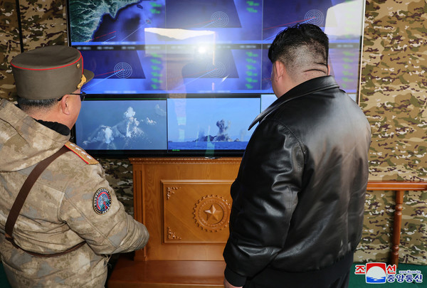 북한 김정은, 초대형방사포 사격훈련 지도
