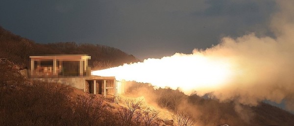 ​북한 "신형 중장거리극초음속미사일 고체연료엔진 지상시험 성공"​