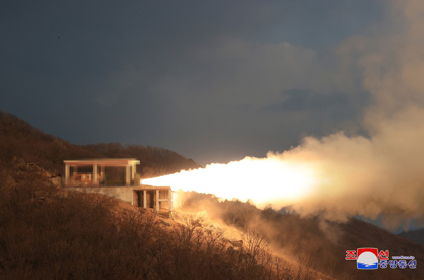 북한 "신형 중장거리극초음속미사일 고체연료엔진 지상시험 성공"