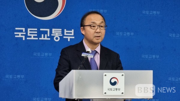 윤진환 국토부 철도국장이 21일 GTX-A 수서-동탄역 구간 요금 체계 등을 설명하고 있다.