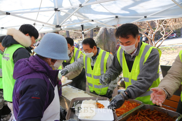 엑스코 임직원 20여 명은 21일 ‘사단법인 사랑해밥차’와 함께 지역민을 위한 무료 급식 봉사활동을 실시했다. 엑스코 제공