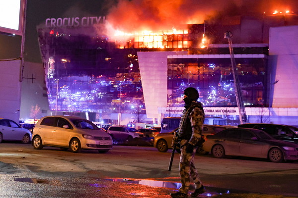 총기 테러 이후 불길에 휩싸인 러시아 모스크바 외곽 공연장