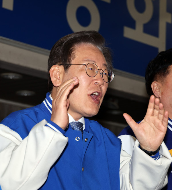 더불어민주당 이재명 대표가 25일 오후 경남 양산시 남부시장에서 지지를 호소하며 외치고 있다.