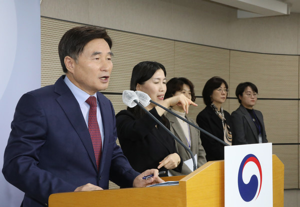 오승걸 한국교육과정평가원장이 28일 오전 정부세종청사에서 2025학년도 대학수학능력시험 시행 기본계획을 발표하고 있다. [사진 교육부 제공]