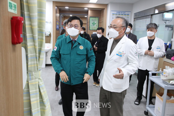 김선조 대구시 행정부시장은 2월 27일 지역응급 의료기관인 대구 굿모닝병원을 방문해 비상진료상황을 점검했다. 대구시 제공.