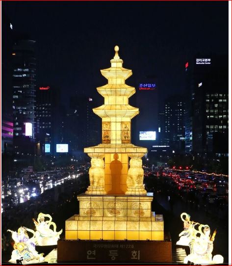 [자료사진] 불기 2561년 (2017년)부처님오신날을 봉축하기 위해 오는 서울 광화문광장에 올린 '미륵사지 탑등'