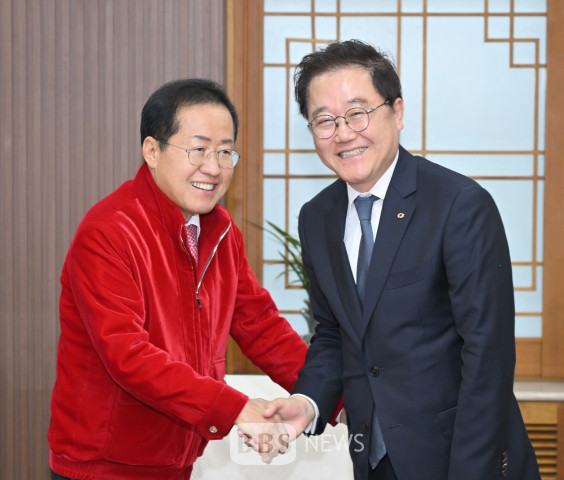 홍준표 대구시장과 강석훈 산업은행 회장은 3일 시청 산격청사에서 TK신공항 사업에 대해 논의했다. 대구시 제공