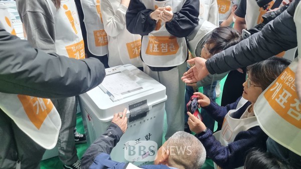 봉인 흔적 남아 있는 투표함.