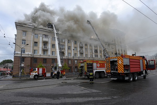 지난달 19일 러시아의 미사일 공격을 받은 우크라이나 드니프로의 한 아파트에서 연기가 솟아오르고 있다.(사진=로이터/연합뉴스)